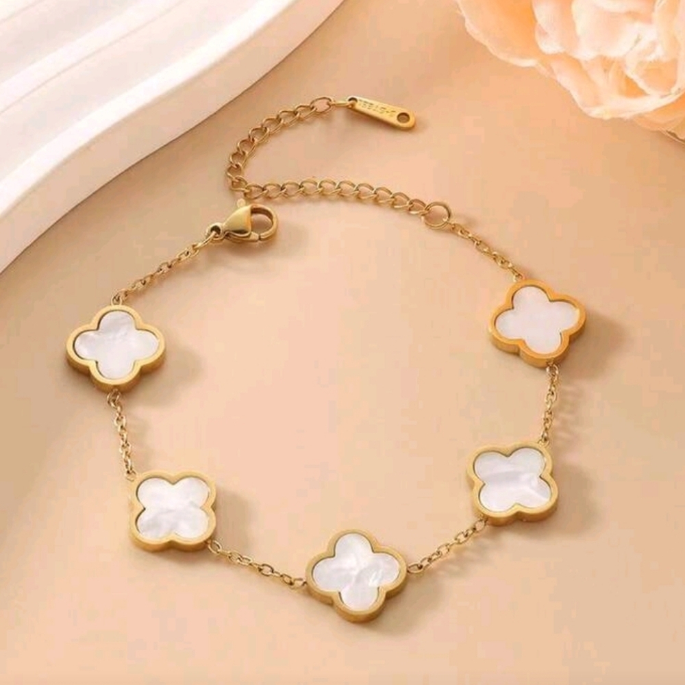 Elegant Gold and White Clover Bracelet